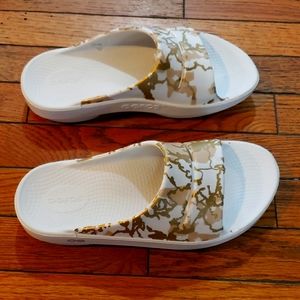 Oofos Ooah slide W9 rose and gold